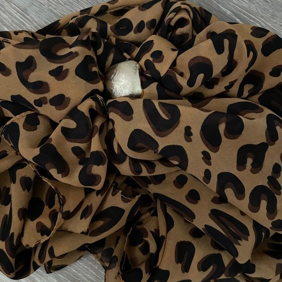 ⭐️SOLD⭐️VINTAGE Large Animal Print Scarf & Gold Tone Holder - Picture 2 of 8
